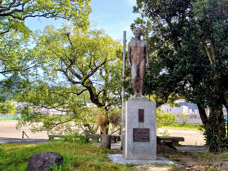 法元六郎による若人の像学徒の碑建立。